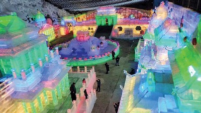 龙庆峡冰灯展区。