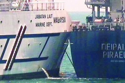 希腊注册商船Piraeus(右)跟大马浮标船Polaris撞。
