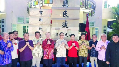 左起许廷炎、麦嘉强、陈德钦、方志伟、许子根、刘华才、胡栋强、张威如、国民团结党主席陈胤黇、周呈慧和黄家业一起向公众拜年。