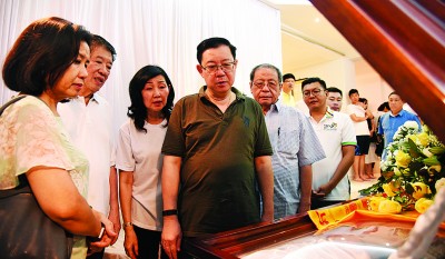 陈国平(左2)伉俪陪同林冠英(右3)、林吉祥(右2)、周玉清(左)及郑来兴(右)瞻仰陈老遗容。