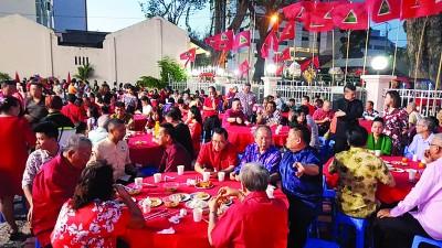 现场备有3000人份美食,人气鼎沸。