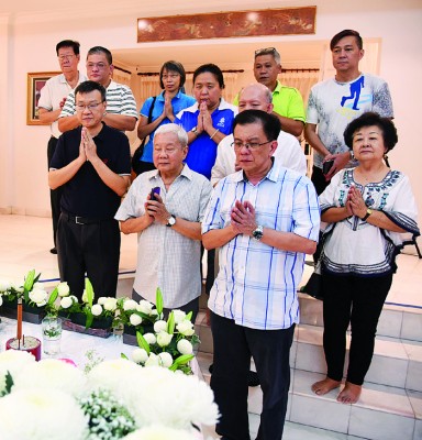 卢福裕(前排左起)、蔡铨忠及骆南辉等人合掌致祭。
