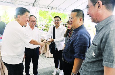 李兴前(左2起)、林松荣、周慧妮、林星发及白裕斌前往陈府吊唁,获得陈国平(左)接待。
