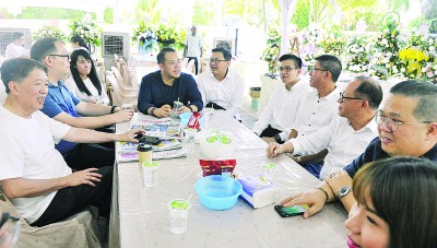 陈国平(左起)、李俊杰、沈志强(左4起)、林松荣、叶进煜、黄英福、李兴前、林星发及周慧妮在祭拜仪式后,寒暄问候。