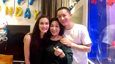 韩庚（右起）与妈妈、女友卢靖姗温馨同框。