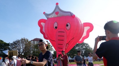 热气球嘉年华周日吸引许多民众驻足近距离接触热气球。