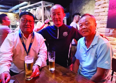 吴锺英与大马华人足球总会会长苏进安（右）今年在槟城举办的一项国际赛会后宴会相见欢。