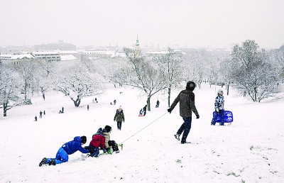匈牙利推动提高生育率的措施，图为布达佩斯儿童冬日玩雪。