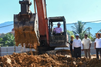 马智礼吧彩虹花园国小建工地主持动土礼。