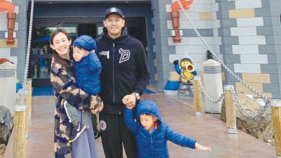 范范与黑人趁春节带双胞胎儿子去美国玩，回程碰上华航罢工滞留美国。