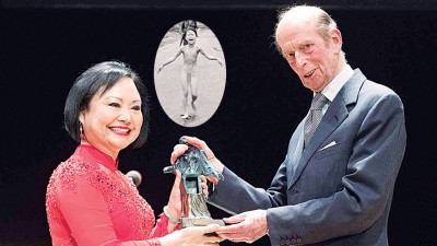 现年55岁的潘金馥（左）获颁德累斯顿奖。小图中裸奔女孩为潘金馥。