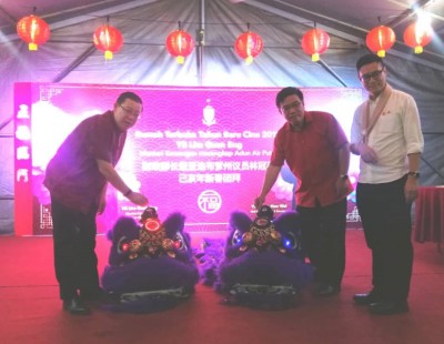 林冠英(左起),黄汉伟和再里尔在亚逸布爹州选区服务中心主办的新年团拜活动上为醒狮点睛。