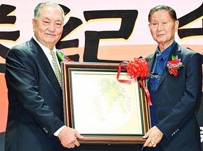 郑奕南（左）赠送日新独中美术主任陈玉凤老师画作给陈文彬。