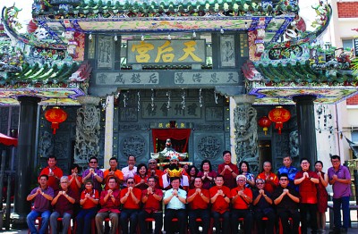 槟城海南会馆新春大团拜大合照。坐者左起为梁居壮、吕成鑫、林秋仪、拿祝友明、许庆吉、邢国宾、曹观友、韩景光、陈金辉、陈行起、梁安洲、陈宣锝。