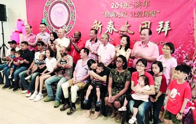 第二批受惠病人与嘉宾及瑶池金母慈善基金会负责人,一起向大家拜年。