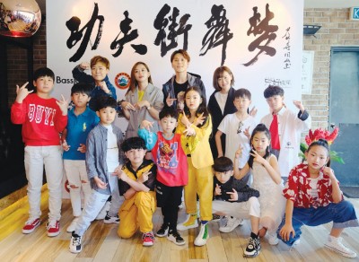 （后排左起）赵洁莹、曾洁钰、刘界辉、黄毓敏首次参与中国电影《功夫街舞梦》演出，4人在媒体联访时大赞片中一班小演员很聪明，跳舞很厉害，他们常向他们取经学习舞蹈和中国腔。