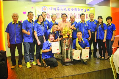 北海中华公学校友会在2018年唱丰收，包揽2017年第19届槟州最杰出华校校友会首长杯冠军奖、组织特色奖、对华教贡献奖。