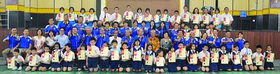 校友会每年拨出款项充奖励金，鼓励会员子女努力向上，勤奋学习。 