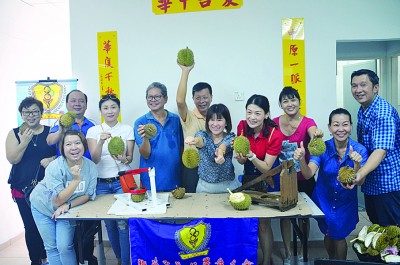 有福同享榴梿会上校友会理事会员开颜品尝果王。