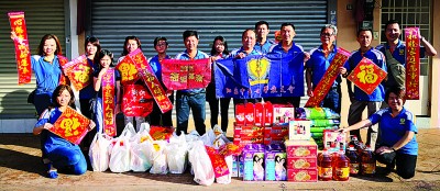 校友会新春期间上门拜访母校清寒学生，送上新春祝福。