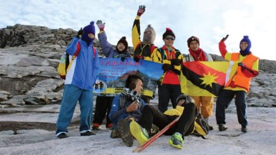 5年前，Marcos成功跨越视觉障碍，登上了沙巴神山，东南亚第一高峰。