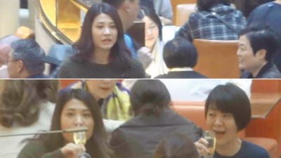 金燕玲的27岁女儿(左)神似老妈，女神味十足。