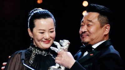 《地久天长》王景春（右）与咏梅包办柏林影展影帝、后。