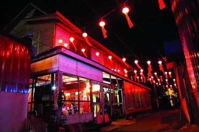 简陋的老木屋在灯光衬托下，展现不一样的一面。