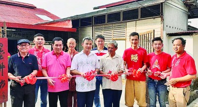 韩彪（前左起）、刘如成、尤端祥、陈中山、黄德欣为“墨耕坊”剪彩开幕。