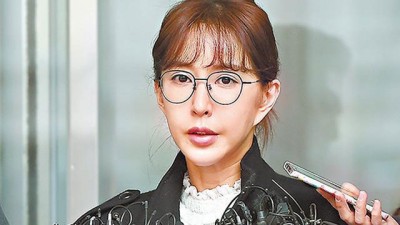 Shoo木无表情现身法院，未有回应现场记者的提问。