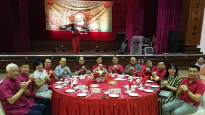 主桌嘉宾，左起:郑泳焜、洪福源、郑泳洁、沈雅财、曾志兴、林廷晖、曹观友、刘志荣、陈嘉强、苏明亮、陈侹宏、郭献谋的代表、洪杰生。