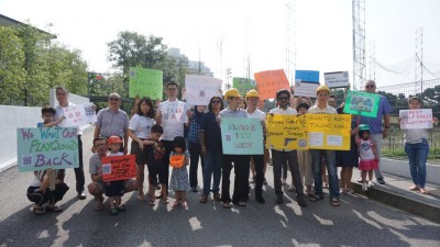 穆纳威(前排右2由)跟叶伟强当人口要当局安装及维修维护网,保持居民安全。
