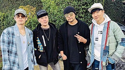 吴建豪与周杰伦、林俊杰等人合照。