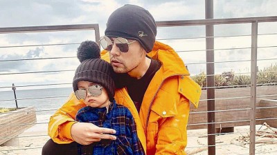周杰伦同儿子小周(Romeo)合照,粉丝直呼两口“嘴巴一个样”。
