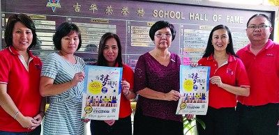 吉华国中一校副校长陈奕郿与辅导主任陈姝篥支持光华教育展。