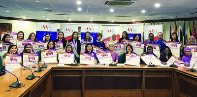 在场者一同为2019年国际妇女节活动宣传造势。