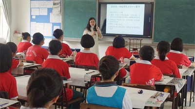趁着水墨画展,邱苑妮也给学生们分享书法知识,讲解书体的演变、简史、书法与其他传统文化的关联、书法和绘画的关系等等。