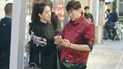 陈晓东与老婆逛商场，她看起来圆了一圈孕味浓。