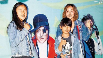 季芹带着儿女到场，抢看老公王仁甫重回舞台的帅气模样。