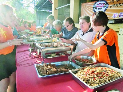 现场备有一系列客家美食供民众品尝。 