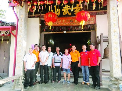 嘉宾们在浮罗山背玄武庙前合影。右起为黄志明、陈伟俊、纪京华，左3为魏祥敬。