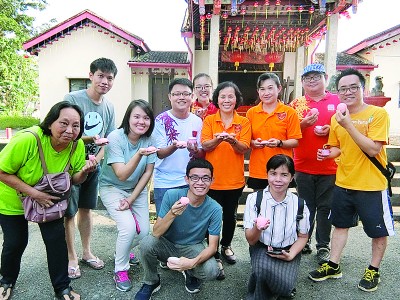 槟城庙会一行人到来参与“天穿日”庆典。