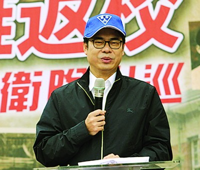 行政院副院长陈其迈周日出席高雄雄中自卫队出巡活动。