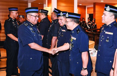 勿兹(左)星期一到吉兰丹州警察总部的宣布国家英雄功勋奖章颁发仪式。