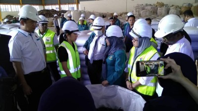 杨美盈（左2）亲力亲为，拉队突击芙蓉3家洋垃圾厂；左1为森州行政议员张聒翔。