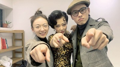 吴谨言（左）及洪尧曾一起去探谭卓的班。