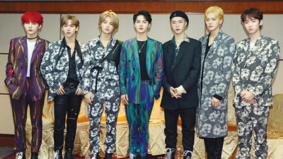 （左起）李权哲、丁泽仁、黄明昊、朱正廷、范丞丞、毕雯珺、黄新淳。
