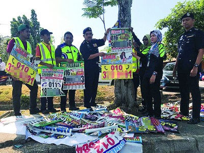 诺再尼与市政局官员拆除大耳窿布条。