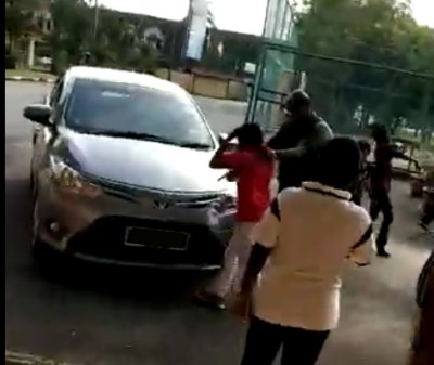 男管理员拍打男童。