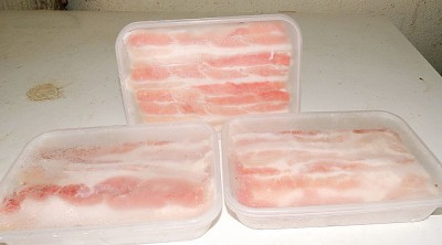 涮涮肉（三层肉）是火锅食材之一。